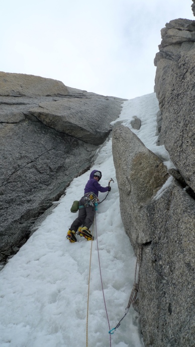 Kasia Baldwin using the Edelrid 19G Quickdraws on more technical ground whilst leading the crux pitch of Mt Blanc du Tacul's Chere Couloir.
